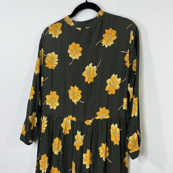 Madewell Button-Front Tier Dress in Fall Flowers size XS
Effie Floral Olive - Picture 7 of 12